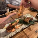 地酒蔵大阪 - 大海老焼きにピースする大人w