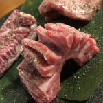 TOKYO焼肉ごぉ - 上質のザブトンが入荷した際のみ、このような斬り付けになるとのこと。厚切りのままのブロック状態だと脂がキツ過ぎるけど、これならオッケー（＾◇＾）