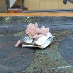 寿司割烹 魚紋 - 小鰭。でんぶ。