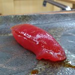 寿司割烹 魚紋 - 赤身。