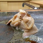 寿司割烹 魚紋 - 煮蛤。