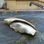 寿司割烹 魚紋 - 大きめの小鰭。