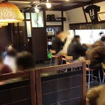 麺屋 たけ井 - 店内。いい匂いが立ち込めてました。