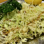 とんかつ 万平 - 最後はキャベツで牡蠣エキスを全回収っ！