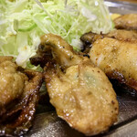 とんかつ 万平 - 表面はカリッと！ 　端っこがちょっと硬くなって香ばしく 　醤油の焦げた香りと柔らかいバターの調べ♪ 　すぐにブシュッと飛び出す牡蠣エキスは… 　牡蠣の幸せ缶詰♥ 　うん！　やっぱ旨いっ！