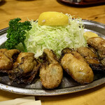 とんかつ 万平 - 10月より牡蠣も大きくなってきてるみたい♥ 　いつも通り６匹が鶴翼に展開 　薄く小麦粉を纏って黒光りする焦がし醤油 　凹部分にバターが溜まって照明を反射しとる！