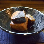 大納言本家 - お通し（ブリの角煮）