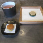 Ode - ミニャルディーズ（ミニどら焼き、抹茶チョコ）、お茶？