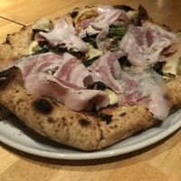 アダッキオ - 千葉県産ハニーケールとイタリア産パンチェッタコッタのビアンカピッツァ ¥1680