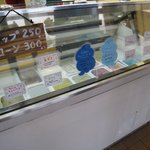 もんこちゃんのお店 - 10種類ほどのアイスが選べる