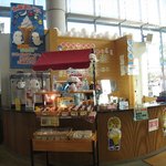 島根県立しまね海洋館アクアス 喫茶コーナー - 券売機で購入し、こちらのカウンターに注文する