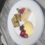 三丁目 - デザート　自家製バニラアイス　バナナのムース　ドライフルーのパウンドケーキ抹茶仕立て