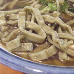 割烹 やま川 - 麺もフーチバー練り込みの緑色です。