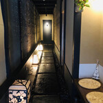 富小路 やま岸 - のれんの奥を入ります