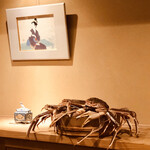 富小路 やま岸 - 飾られた蟹ちゃん。
      元気よく動きます