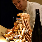 富小路 やま岸 - 蟹タワーの出来上がりを確認する親方*\(^o^)/*