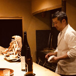 富小路 やま岸 - 蟹タワーと親方