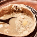 富小路 やま岸 - 蟹の甲羅焼きをスプーンですくうところ