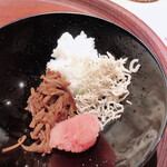 富小路 やま岸 - ご飯におかず三種をのせました