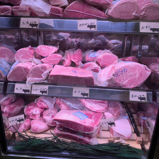たかちゃん - 料理写真:お店の入口に飾られているショーケースの中のお肉達