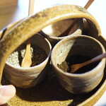 とり料理 瀬戸 - 薬味は岩塩と胡椒と山椒