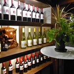 Cafe bar ROAN - 壁に並ぶワインボトル