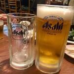 もつ焼き 稲垣 - 生ビール 中 600円、右が生ビール 大 800円