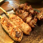 もつ焼き 稲垣 - 鳥たたき2本、なんこつ2本 500円