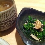 旬の鮮魚と魂の煮込み 照 - お通しとお洒落な焼酎グラス