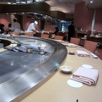 Teppanyaki Sazanka - 店内はさすがにオークラの中のレストラン、福岡の方ばかりでなく外国から来られたお客様も対面式で食べる鉄板焼きを楽しむ姿が見られました