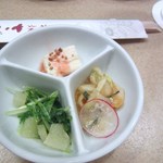 Teppanyaki Sazanka - 最初の料理は季節の前菜３種盛りからコースはスタートです。