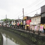 Sobadokoroisseian - 折尾・堀川沿いの街並み。