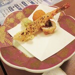 たか美 - 「天ぷら」は変化球タイプ。海老は一味揚げ、だそうな。