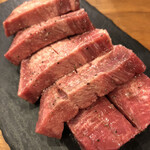 Hidaya - 名物厚切り牛タン。肉厚のタンは程よくコリコリしていて食べ応えあります。オススメは付属の山葵を付けて頂いてください。