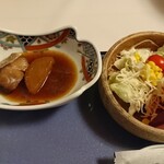 Wazukuri no Ryori to Yu no Yado Kazumi - 煮鲭鱼和大根，沙拉