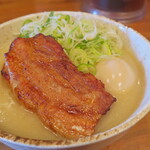 二郎系ラーメン 麺屋 春爛漫 - こってり鶏白湯。チャーシューが見た目も味もとてもgoodです。
