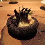 ラ・ボンヌターブル - 原木椎茸のロースト かさに鮎のなれずしとサワークリームを合わせて焼いていますが、これは絶品です(^O^)／