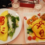 Maidream in - 左、プレーンオムライス メイドさんがお絵描きしてくれた 右、クマのオムライス 食べるのもったいない