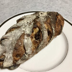 メゾン ムラタ - しょうがとレーズンとセミドライポワール(洋なし)のカンパーニュ ¥360