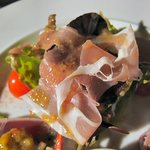 サーラ・マンジェ・ドゥ・クール  - パルマ産生ハムがのったサラダ