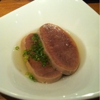 焼肉うしごろ 西麻布本店 - 初めてのお客さんには茹でタンが。