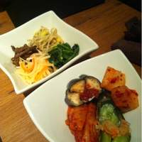 焼肉うしごろ 西麻布本店 - キムチ、ナムルは一人分ずつ。