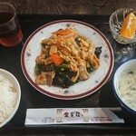 聚賓楼 - 豚肉キクラゲ玉子炒め定食¥750-
