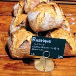 パン・デ・フィロゾフ - 並んでたら焼き立てのリュスティックが出てきてラッキーでした(*´∀`)♪