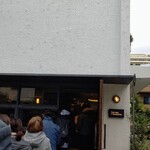 パン・デ・フィロゾフ - 入店前   10人待ちくらい