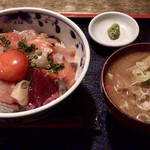 めしの助 - 海鮮丼
      豚汁