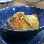 家庭料理 小川 - 鮭・新じゃが炒め