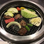 Ishigaki Gyuu Yakiniku Ando Dainingu Ryuuka - 野菜と　お肉のセット