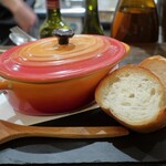 トリワイン ＰＩＫＯＳＨＨＨＵ - 辛さで温まるグリーンシチューとバケット