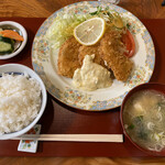 レストラン 梅林 - 白身魚フライ定食　790円（税込）
            チャントした店は　漬物が美味いんだよね〜